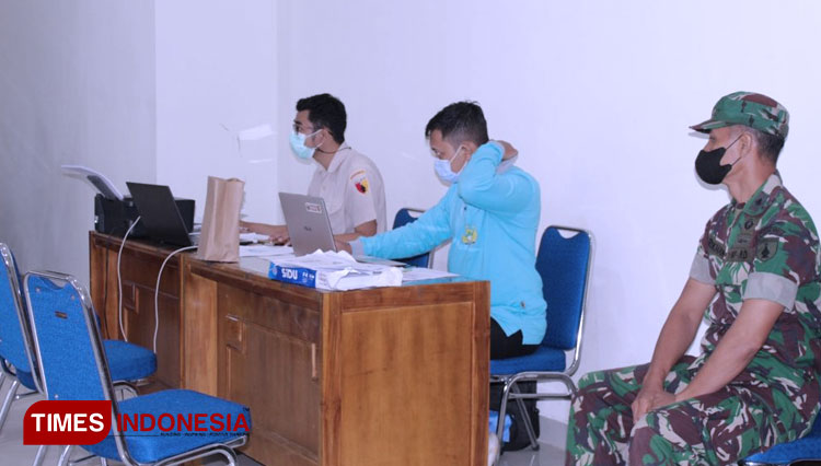 Tim Vaksinator Poliklinik Denkesyah Madiun saat bertugas melakukan screening kepada target vaksin. (Foto: Humas UNIPMA for TIMES Indonesia)