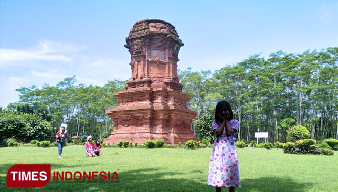 The visitors enjoying their late afternoon at Jabung temple of Probolinggo. (Photo: Dicko W/TIMES Indonesia)