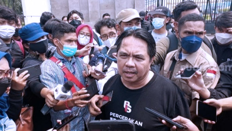 Dosen Universitas Indonesia (UI), Ade Armando sempat memberikan keterangan pers sebelum dikeroyok massa (FOTO: Dokumen/Suara.com)