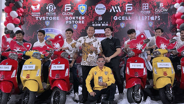 Bamsoet saat menyerahkan 14 unit sepeda motor Vespa bersama Atta Halilintar kepada para pemain Timnas Futsal Putra Indonesia, di Jakarta, Selasa (12/4/2022). (foto: dok MPR RI)