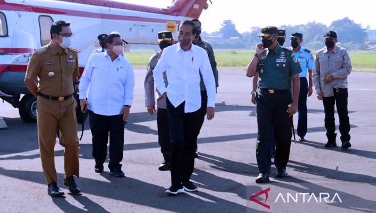Presiden RI Jokowi tiba di Bandar Udara Cakrabhuwana Cirebon menggunakan helikopter Super Puma TNI AU, Rabu (13/4/2022). Presiden melakukan kunjungan kerja ke Cirebon, Jawa Barat dan Brebes, Jawa Tengah. (FOTO: FB Presiden Joko Widodo)