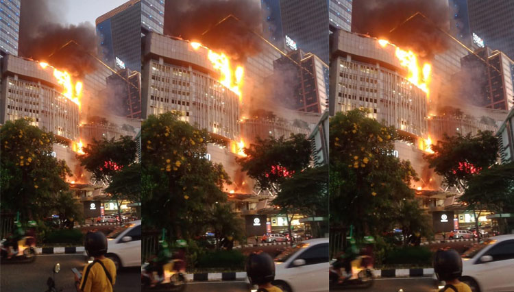 [BREAKING NEWS] Tunjungan Plaza Kebakaran, Bunga Api Berguguran dari Lantai Atas
