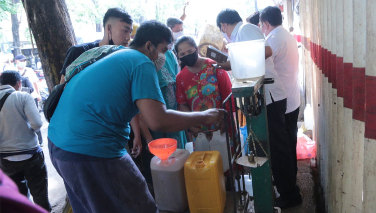 Pemkot Probolinggo Gelontorkan 7200 Kilogram Minyak Goreng Curah di Pasar Tradisional