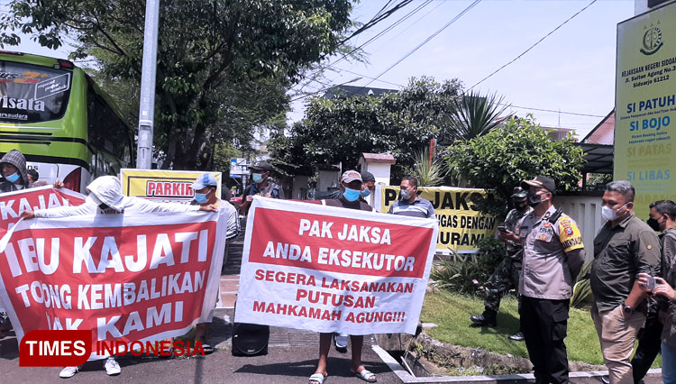 Puluhan-warga-Desa-Tambak-Oso-Kecamatan-Waru-Sidoarjo-3.jpg