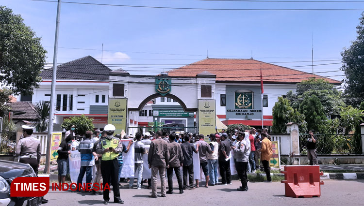 Puluhan warga Desa Tambak Oso, Kecamatan Waru, Sidoarjo menggelar unjuk rasa didepan ke kantor Kejaksaan Negeri (Kejari) Sidoarjo, Rabu (13/4/2022). (FOTO: Rudi Mulya/TIMES Indonesia)