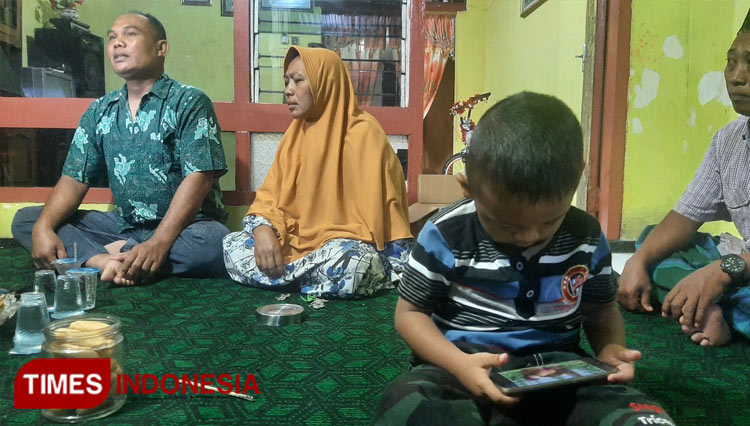 Vino (4) putra pertama Pasutri almarhum Serka Eka Andriyanto Hasugian dan almarhumah Ny. Sri Lestari Indah Putri ditemani Kakek dan Neneknya Much. Aris dan Ny Umi orang tua almarhum Serka Eka. (Foto: Rudi Mulya/TIMES Indonesia)