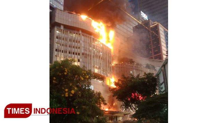 Pusat perbelanjaan terbesar di Kota Surabaya, Tunjungan Plaza (TP) terbakar pada Rabu (13/4/2022). (FOTO: Ammar Ramzi/TIMES Indonesia) 