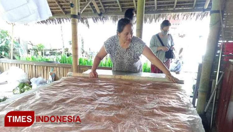 Salah satu tahapan proses pembuatan batik dahon ecoprint. (Foto: Syamsul Ma'arif/TIMES Indonesia)