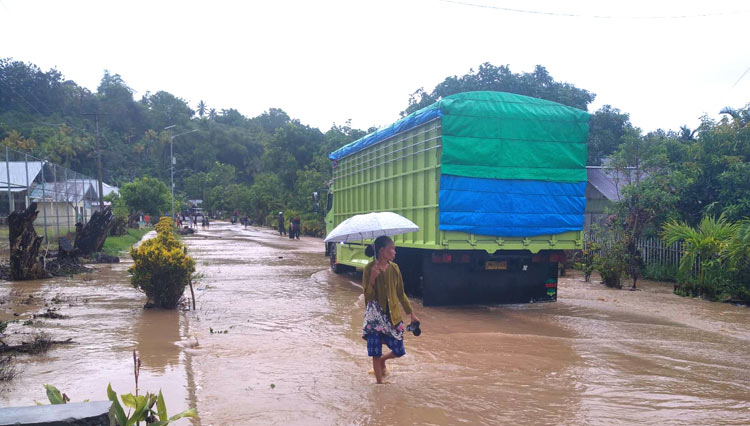 Banjir di Bolaang Mongondow Utara, Jalur Trans Sulawesi Lumpuh