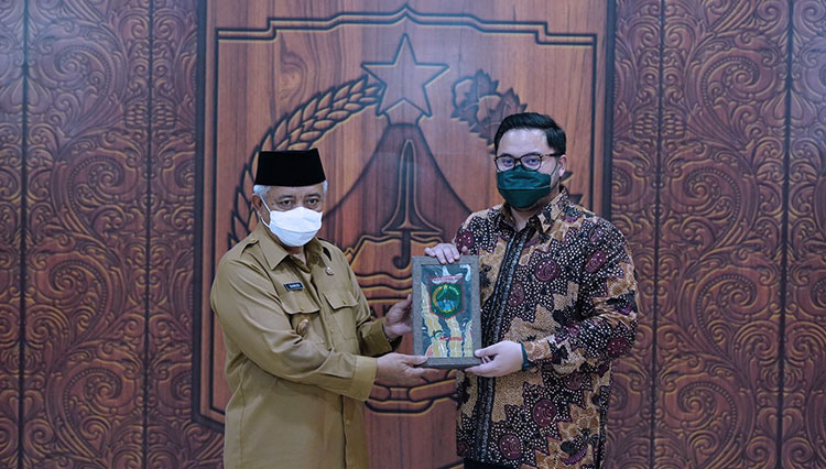 Bupati Kediri menerima cindera mata dari Bupati Malang (Foto: Diskominfo Kabupaten Kediri)