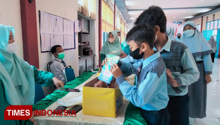Momen Ramadan, Siswa SD di Gresik Diajak Sedekah Buku