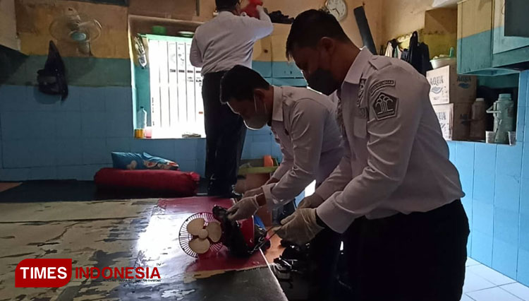 Petugas Lapas Ngawi temukan kipas angin milik warga binaan. (Foto: Ervans for TIMES Indonesia)Foto: Proses penggeledahan kamar tahanan oleh para petugas lapas. (Foto: Ervans for TIMES Indonesia)