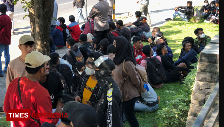 Salah-satu-demonstran-yang-merokok-di-tengah-aksi-unjuk-rasa-b.jpg