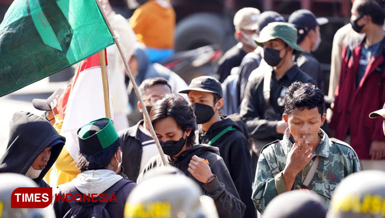 Aksi Menggelitik Mahasiswa Saat Demo di Probolinggo, dari Berteduh Hingga Batalkan Puasa
