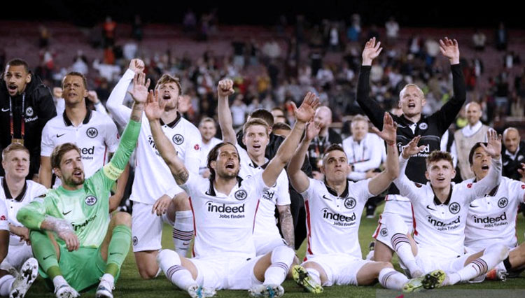 Pemain Eintracht Frankfurt merayakan keberhasilan lolos ke semifinal Liga Europa usai menang 3-2 atas Barcelona di Stadion Camp Nou, Barcelona, Spanyol, Kamis (14/4/2022). (ANTARA FOTO/REUTERS/Albert Gea)