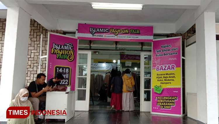 Warga mengunjungi bazar Islamic Fashion Fair di Aula Skodam Malang, Kamis (14/04/2022). (FOTO: Hilyati Ulul Azmi/TIMES Indonesia)