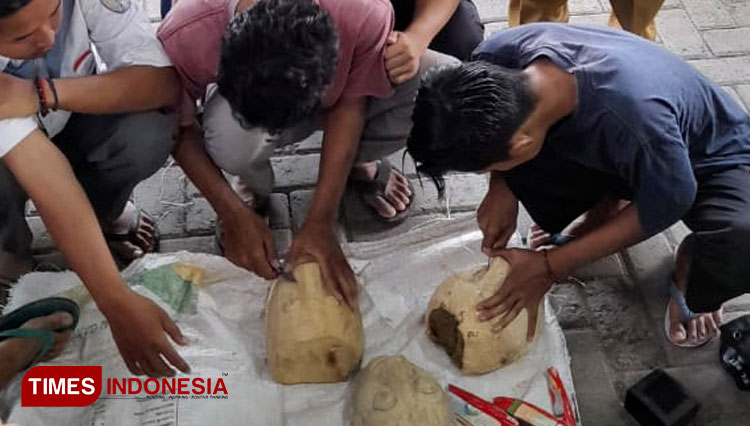 Kegiatan pembuatan topeng yang biasa digunakan dalam tarian topeng konah (FOTO: Moh Bahri/TIMES Indonesia)
