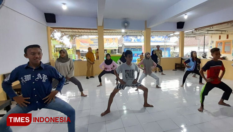 Latihan-Tari-Topeng.jpg