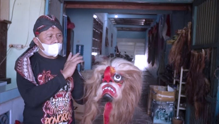 Widi salah satu pengusaha kerajinan dan pernak pernik Reog Ponorogo. (Foto: Kominfo)