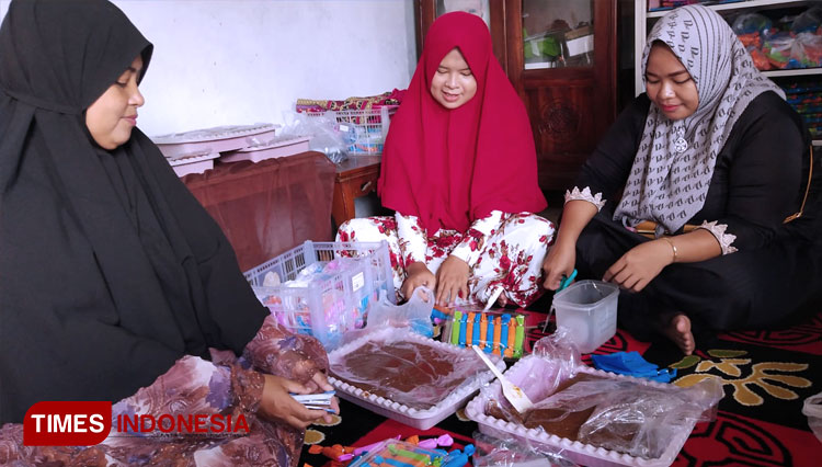 Proses-Pengemasan-Madumongso-HJ.-yayuk.jpg