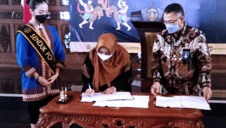 Wakil Bupati Ponorogo Lisdyarita bersama Direktur Infrastruktur Ekonomi Kreatif Kemenparekraf RI Hariyanto menandatangani berita acara uji petik PMK3I. (Foto: Humas Pemkab)