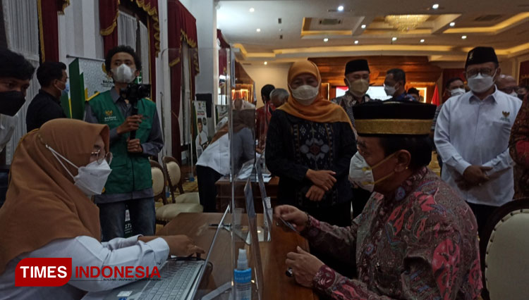Gubernur Jatim Khofifah Ajak OPD dan BUMD Jatim Zakat Kolektif Lewat Baznas