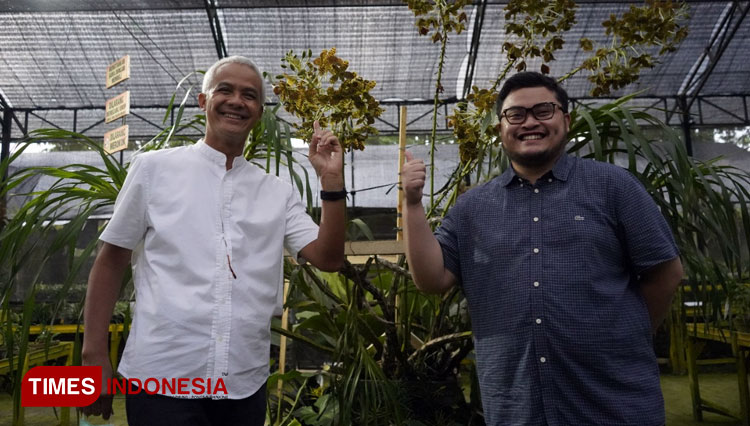 Bupati Kediri dan Gubernur Jawa Tengah saat mengunjungi kampung Anggrek (Foto: Canda Adisurya/TIMES Indonesia)Bupati Kediri bersama istri dan Gubernur Jawa Tengah bersama istri melihat-lihat bunga anggrek. (Foto: Canda Adisurya/TIMES 