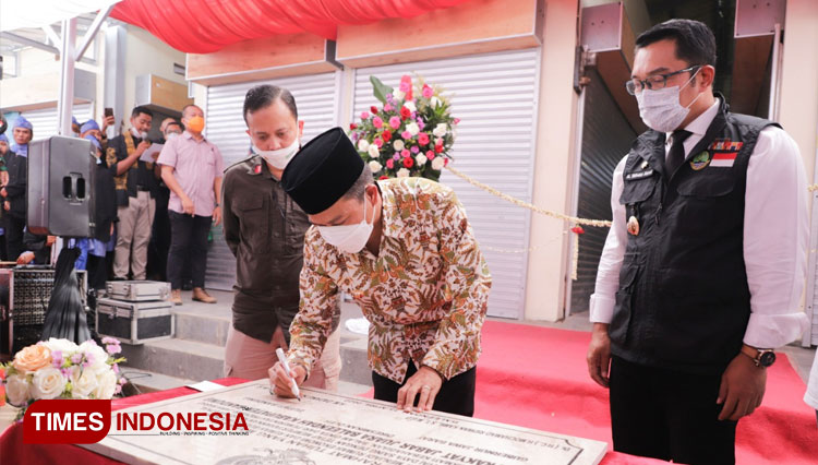 Gubernur Jabar Ridwan Kamil bersama Bupati Bandung Dadang Supriatna saat meresmikan revitalisasi Pasar Rakyat Baleendah Kabupaten Bandung, Jumat (15/4/2022). (Foto: Iwa/TIMES Indonesia)