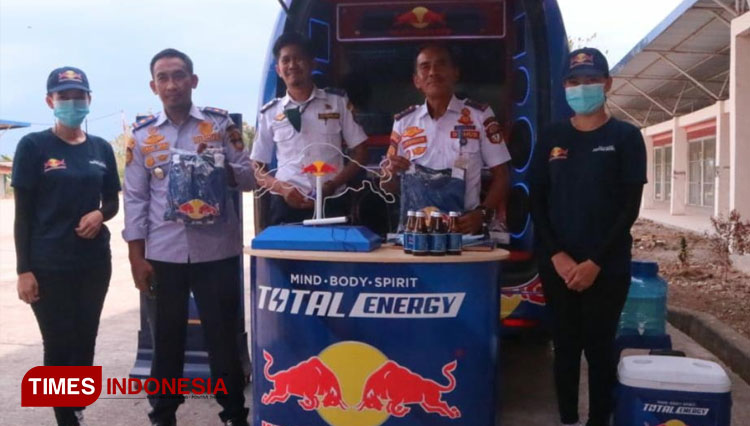 Jajaran Dinas Perhubungan Kabupaten Wajo, berfoto bersama tim Kratingdaeng Energi Road Show di Terminal Sengkang Kabupaten Wajo, Sulawesi Selatan. (FOTO: Harniwan Obech/TIMES Indonesia)