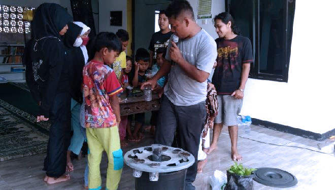 Menjadikan Ramadan 1443 H semakin menarik, remaja Takom berlatih aquaponik.(FOTO: Fuddin for TIMES Indonesia)