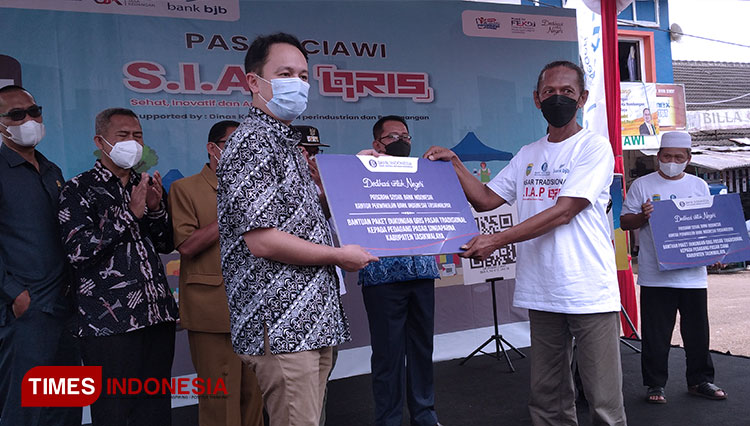Wamendag Dr Jerry Sambuaga, saat memberikan Program Sosial Kantor Perwakilan Bank Indonesia Tasikmalaya berupa bantuan paket dukungan Oris Pasar Tradisional Kepada Pedagang Pasar Singaparna Kabupaten Tasikmalaya. (Foto: Anton/ TIMES Indonesia)