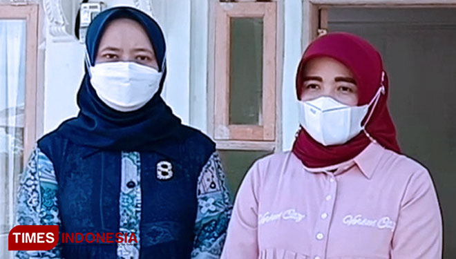 Direktur RSUD Pandega Pangandaran dr Hj Titi Sutiamah, M.M, (kanan). (foto: Syamsul Ma'arif/TIMES Indonesia)