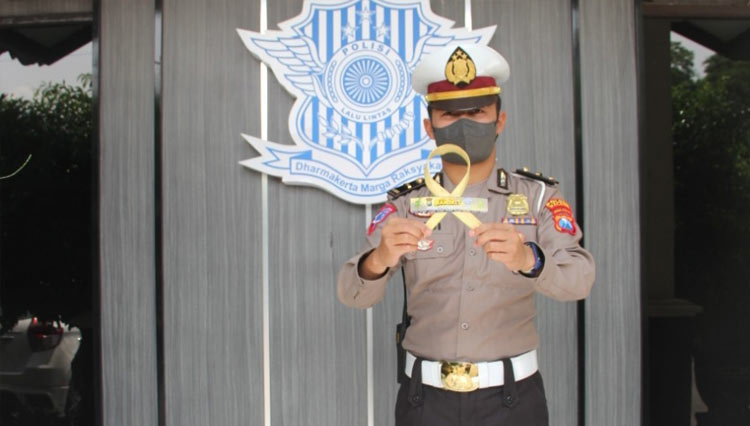 Mudik Lebaran, Polres Malang Berikan Janur Kuning Bagi Pelanggar Lalu Lintas