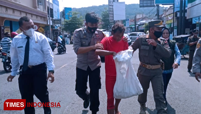 ODGJ pembawa golok diamankan oleh Satpol-PP dan Bhabinkamtibmas Kelurahan Banjar Polsek Banjar (foto: Susi/TIMES Indonesia)