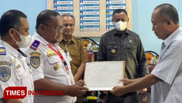 Penyerahan berita acara penetapan tarif speedboad oleh Kepala Dinas Perhubungan kepada Ketua KUD SADAR (Foto: Dishub for Times Indonesia)