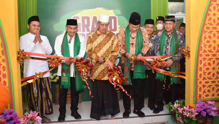 Direktur Utama LPDB Kementrian Koperasi dan UMKM, Supomo bersama Deputi Perwakilan Bank Indonesia Jatim, Harmanta, KH Abdul Ghofur dan Bupati Lamongan Yuhronur Efendi resmikan Toserba Ponpes Sunan Drajat, Senin (18/4/2022), (Foto: Prokopim Lamongan)