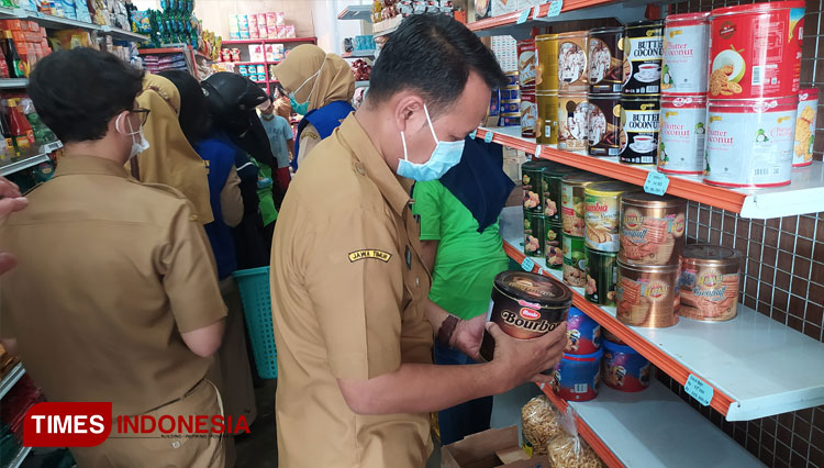 Sejumlah petugas dari Dinkes Bondowoso dan beberapa pihak terkait lainnya saat mengecek produk makan di salah satu toko di Pecinan (FOTO: Moh Bahri/TIMES Indonesia)