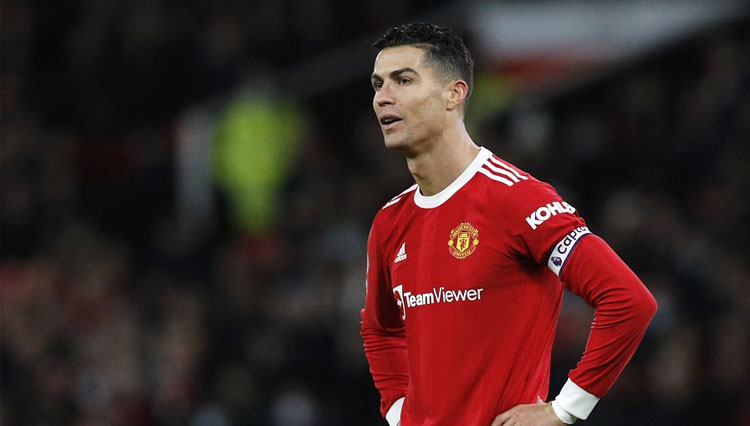 Striker Manchester United Cristiano Ronaldo bersedih setelah satu dari dua anak kembarnya meninggal dunia. (foto: Reuters)