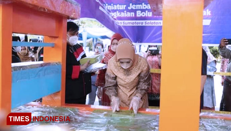 Pembuatan bolu Kojo Miniatur Ampera berhasil pecahkan rekor Muri (Foto: TP PKK Sumsel)
