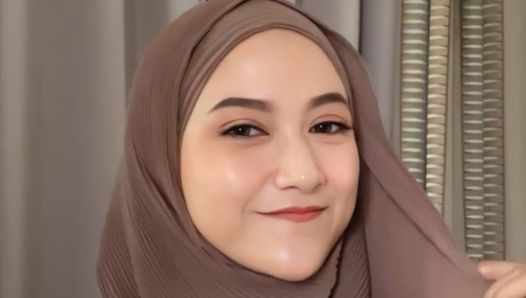 Tutorial Hijab Melayu dari Selebgram Khaerunnisa untuk Tampil Cantik di Hari Raya