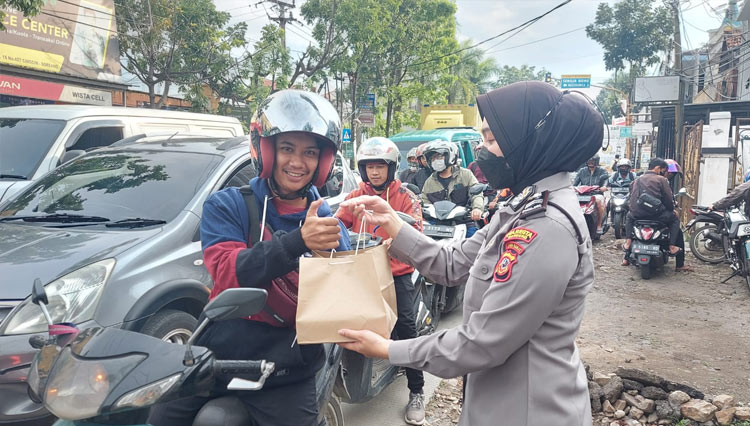 Polwan Polresta Bandung Bagikan Ratusan Paket Takjil untuk Warga di Jalan