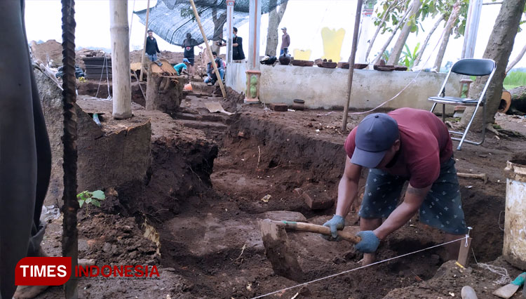 Proses-ekskavasi-tahap-3-yang-terhalang-bangunan-berupa-makam.jpg