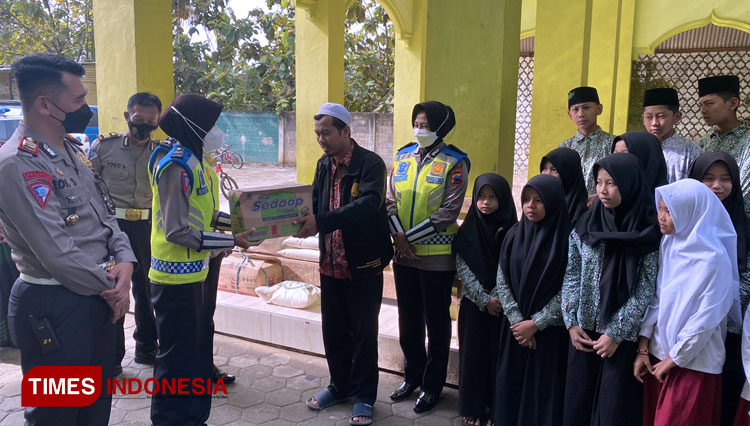 Satlantas-Polres-Blora-menyalurkan-bantuan-sembako-2.jpg