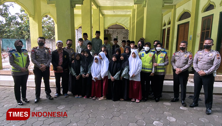 Satlantas-Polres-Blora-menyalurkan-bantuan-sembako-3.jpg