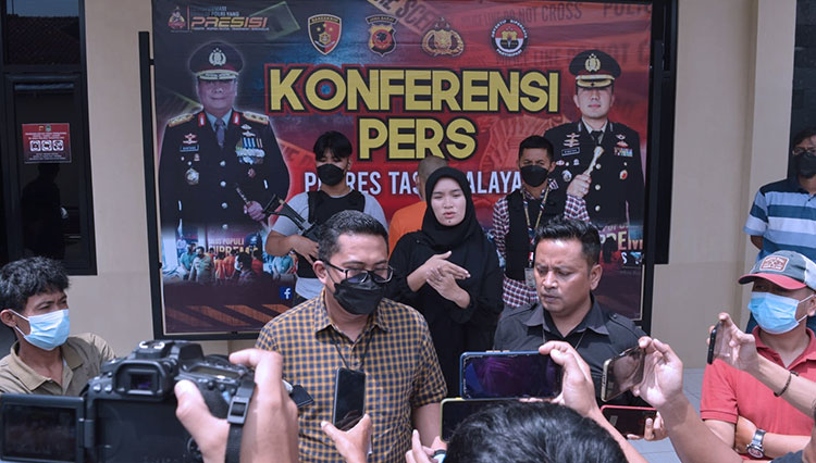 Kasat Reskrim Polres Kabupaten Tasikmalaya,AKP Dian Pornomo,saat di wawancara wartawan. (Foto: Anton TIMES Indonesia)