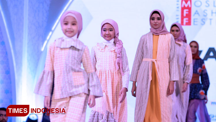 Viky-Aisha-memukau-pengunjung-East-Java-Moslem-Fashion-Festival-2.jpg