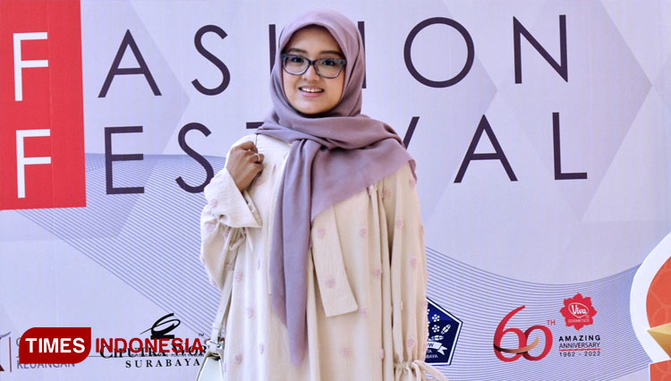 Viky-Aisha-memukau-pengunjung-East-Java-Moslem-Fashion-Festival-3.jpg