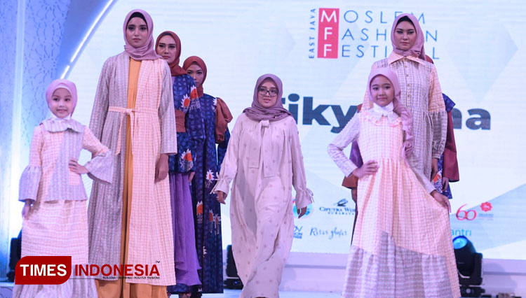 Desainer Fiky Aisha Usung Batik Sampang Elegan di Catwalk EJMFF
