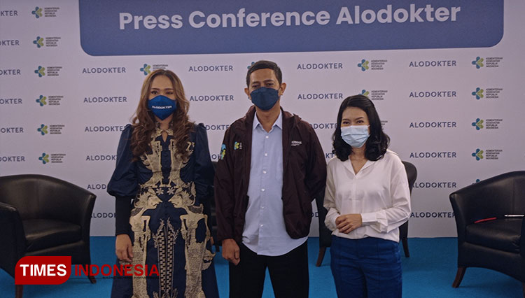 (ki-ka) Co-Founder dan Presiden Direktur Alodokter, Suci Arumsari, Staf Ahli Menkes Bidang Teknologi Kesehatan Setiaji dan Head of Medical Community Operations Alodokter, dr. Alni Magdalena. (FOTO: Fahmi/TIMES Indonesia)