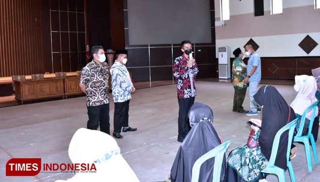 Wakil Wali Kota Banjar H. Nana Suryana,S.Pd saat memberikan arahan kepada guru RA dan TPQ penerima insentif di Aula Setda Kota Banjar. (Foto: Susi/TIMES Indonesia)